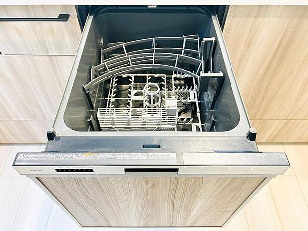 【ビルトイン食洗機】洗浄から乾燥までボタン一つで完結する食洗機付き。大変な洗い物がぐっと短く済みます!