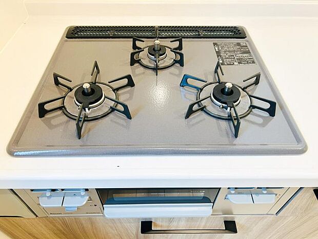 【三ツ口ガスコンロ】煮込み料理をする際にコンロが一つ塞がって他の料理ができなくて時間がかかる!そんな不満を解決してくれる3口コンロは他の調理ができるので捗ります!