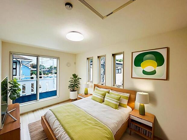 【洋室】木目のフローリングが暖かみのある室内に。明るい寝室で心地のいい朝を迎えられそう。※家具はCG合成の為付属しません。