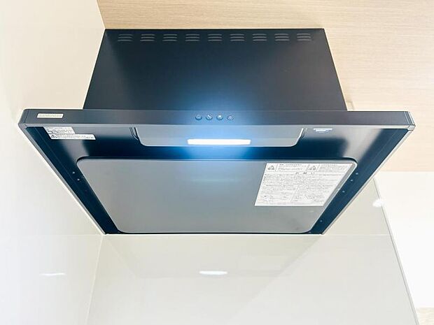 【スリム型レンジフード】稼働時の音が換気扇よりも静か 屋外とダイレクトにつながる換気扇と比べ、音が静かなメリットがあります。