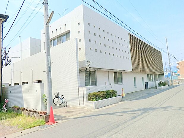 【三田保育園】390m よく近所の児童館や公園に出掛けています。プランターで野菜を育てたり、園庭の一角にプールを設置したり、夏は泥んこ遊びをしたりと楽しそうです。