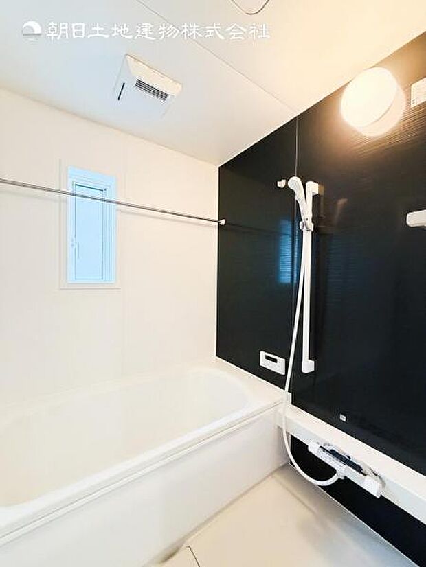 【浴室】一日の疲れを癒してくれる場所なので、快適に過ごして頂く為にゆったりサイズのバスタブを用意しました。是非半身浴をお楽しみ下さい。空気が籠らない様に小窓も設置しております。