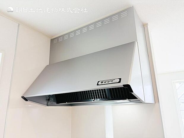 【スリム型レンジフード】稼働時の音が換気扇よりも静か 屋外とダイレクトにつながる換気扇と比べ、音が静かなメリットがあります。