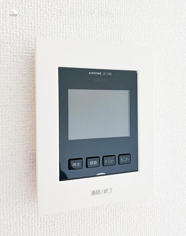 【モニター付きインターフォン】来訪者を映像で確認するシンプルな設備ながらセキュリティ効果はマル。最近は録画機能があるタイプも増え、留守中の訪問者も確認できます!