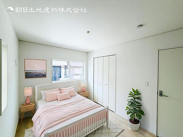 【洋室】木目のフローリングが暖かみのある室内に。明るい寝室で心地のいい朝を迎えられそう。※家具はCG合成の為付属しません。