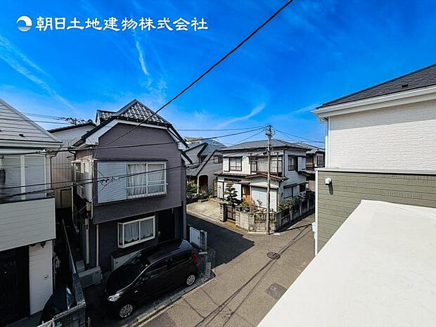 【バルコニーからの眺望】前面に高い建物がない為、開放感があります!!