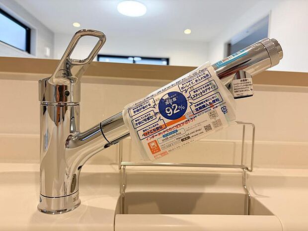 【浄水器一体型水栓】浄水器付きでおいしい水をいつでも手軽に使えます。飲み水やお料理にも安心ですね