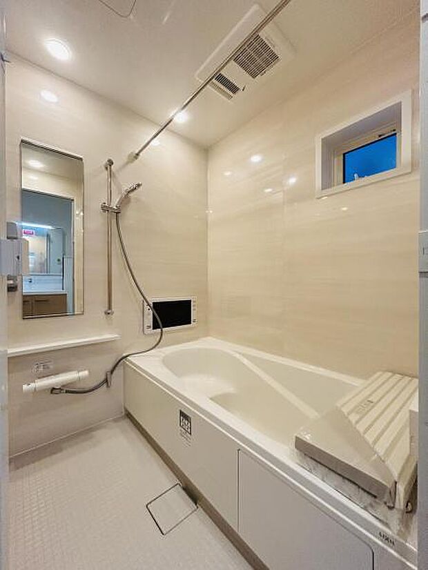 【浴室】一日の疲れを癒してくれる場所なので、快適に過ごして頂く為にゆったりサイズのバスタブを用意しました。是非半身浴をお楽しみ下さい。空気が籠らない様に小窓も設置しております。