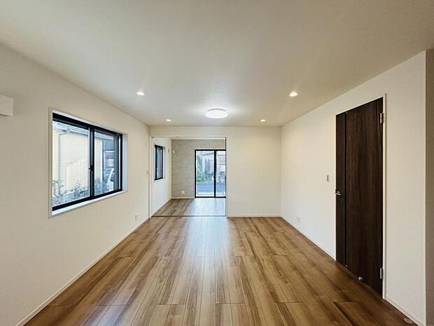 【LDK】大切なご家族が集まるからこそＬＤＫはこだわりたい！休日はおひさまの光をたっぷりと取りこめるリビングでゆったりと過ごしませんか？