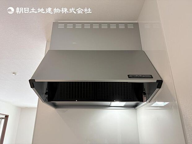 【スリム型レンジフード】稼働時の音が換気扇よりも静か 屋外とダイレクトにつながる換気扇と比べ、音が静かなメリットがあります。