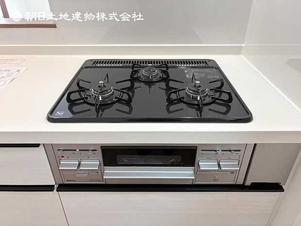 【三ツ口ガスコンロ】煮込み料理をする際にコンロが一つ塞がって他の料理ができなくて時間がかかる!そんな不満を解決してくれる3口コンロは他の調理ができるので捗ります!