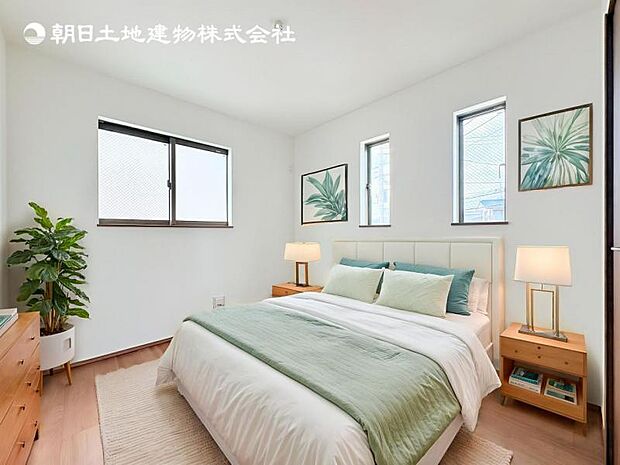 【洋室】木目のフローリングが暖かみのある室内に。明るい寝室で心地のいい朝を迎えられそう。※家具はCG合成の為付属しません。
