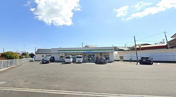 【ファミリーマート　サンズ厚木温水店】800ｍ　駐車場は広く利用しやすいです。品揃えも良いです。