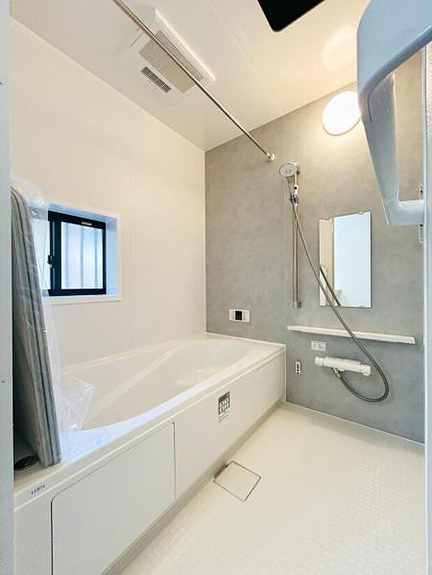 【浴室】一日の疲れを癒してくれる場所なので、快適に過ごして頂く為にゆったりサイズのバスタブを用意しました。是非半身浴をお楽しみ下さい。空気が籠らない様に小窓も設置しております。