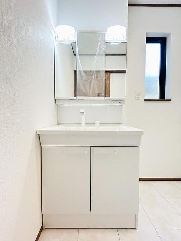 【洗面化粧台】毎日の身支度には欠かせない洗面化粧台、支度時間が重なってしまい準備ができないなど経験ありませんか?そんな時に上手く利用すれば同時にご利用可能です!