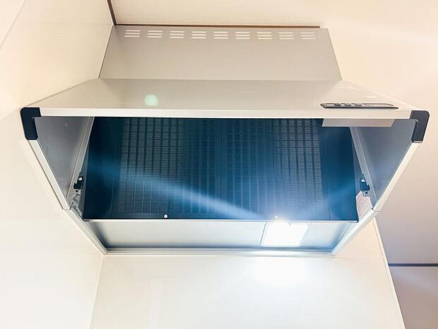 【スリム型レンジフード】稼働時の音が換気扇よりも静か 屋外とダイレクトにつながる換気扇と比べ、音が静かなメリットがあります。