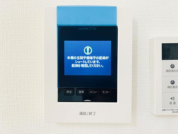 【モニター付きインターフォン】来訪者を映像で確認するシンプルな設備ながらセキュリティ効果はマル。最近は録画機能があるタイプも増え、留守中の訪問者も確認できます!