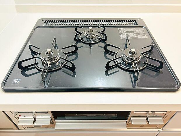 【三ツ口ガスコンロ】煮込み料理をする際にコンロが一つ塞がって他の料理ができなくて時間がかかる!そんな不満を解決してくれる3口コンロは他の調理ができるので捗ります!