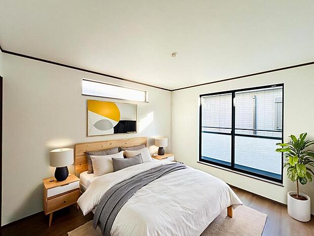 【洋室】木目のフローリングが暖かみのある室内に。明るい寝室で心地のいい朝を迎えられそう。※家具はCG合成の為付属しません。