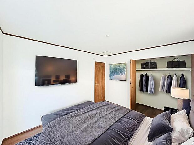 【洋室】木目のフローリングが暖かみのある室内に。明るい寝室で心地のいい朝を迎えられそう。※家具はCG合成の為付属しません。