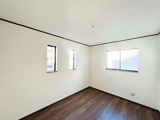 【2面採光】各居室に窓があり陽を多く採り込み、風通しも確保して室内の換気ができます。