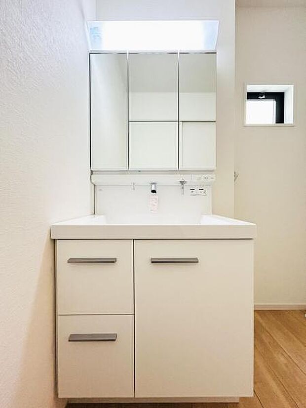 【洗面化粧台】毎日の身支度には欠かせない洗面化粧台、支度時間が重なってしまい準備ができないなど経験ありませんか?そんな時に上手く利用すれば同時にご利用可能です!