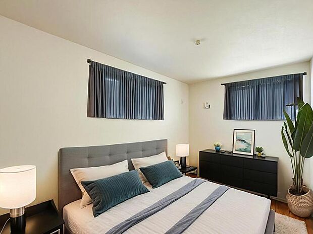 【洋室】木目のフローリングが暖かみのある室内に。明るい寝室で心地のいい朝を迎えられそう。※家具はCG合成の為付属しません。