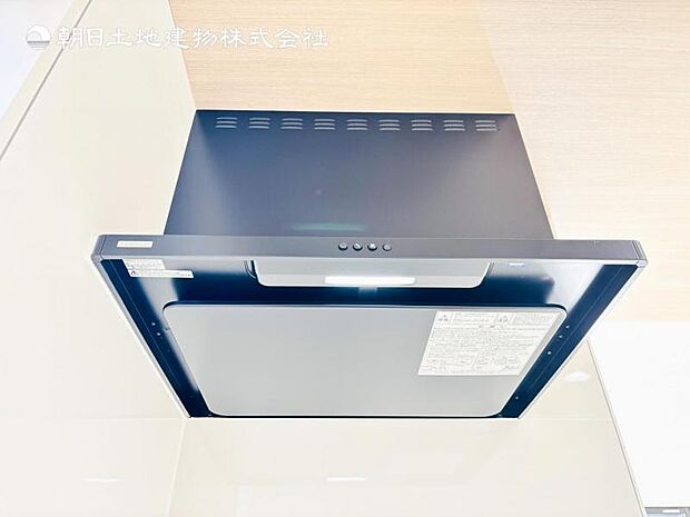 【スリム型レンジフード】稼働時の音が換気扇よりも静か 屋外とダイレクトにつながる換気扇と比べ、音が静かなメリットがあります。