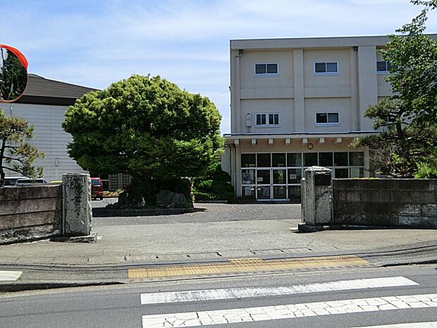 【伊勢原市立山王中学校】1670m 教育熱心で生徒に親身になって接して下さる先生たちがいらっしゃいます。本当に自然豊かな中学校です。