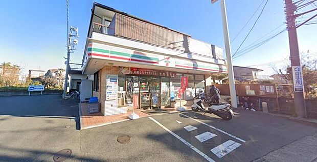【セブンイレブン　伊勢原峰岸店】740ｍ　駐車場は店舗横と道路向かいに完備しています。食玩や小さい子が遊ぶおもちゃなどが多く売っていて面白いです。