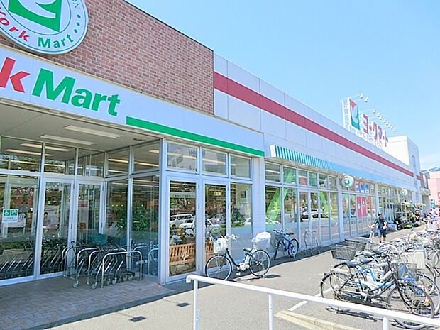 【ヨークマート 伊勢原店】1290m 入口正面で凄く広々してます。パンや手作り系のものがとてもおいしいです。