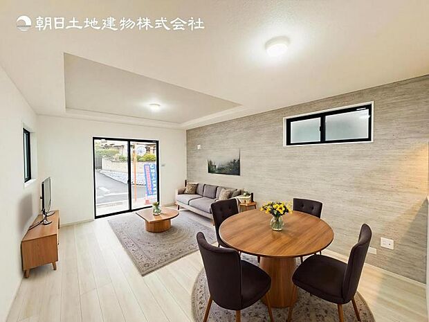 【LDK】大切なご家族が集まるからこそLDKはこだわりたい!休日はおひさまの光をたっぷりと取りこめるリビングでゆったりと過ごしませんか?※家具はCG合成の為付属しません。