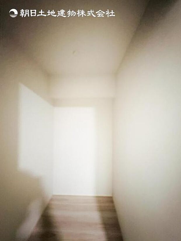 【ウォークインクローゼット】大きな収納力を持つウォークインクローゼット付き。複数で共有して使うこともでき、奥様が独り占めすることも可能です.