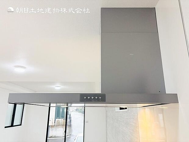 【スリム型レンジフード】稼働時の音が換気扇よりも静か 屋外とダイレクトにつながる換気扇と比べ、音が静かなメリットがあります。