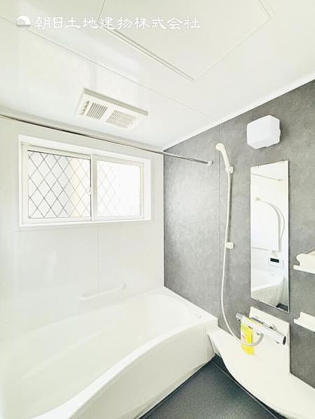 【浴室】一日の疲れを癒してくれる場所なので、快適に過ごして頂く為にゆったりサイズのバスタブを用意しました。是非半身浴をお楽しみ下さい。空気が籠らない様に小窓も設置しております。