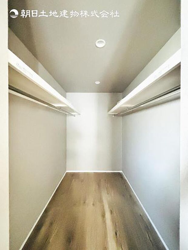 【ウォークインクローゼット】大きな収納力を持つウォークインクローゼット付き。複数で共有して使うこともでき、奥様が独り占めすることも可能です。