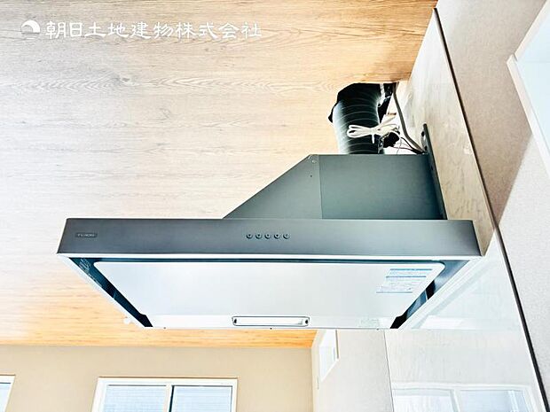 【スリム型レンジフード】稼働時の音が換気扇よりも静か 屋外とダイレクトにつながる換気扇と比べ、音が静かなメリットがあります。