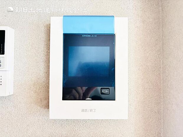 【モニター付きインターフォン】来訪者を映像で確認するシンプルな設備ながらセキュリティ効果はマル。最近は録画機能があるタイプも増え、留守中の訪問者も確認できます!