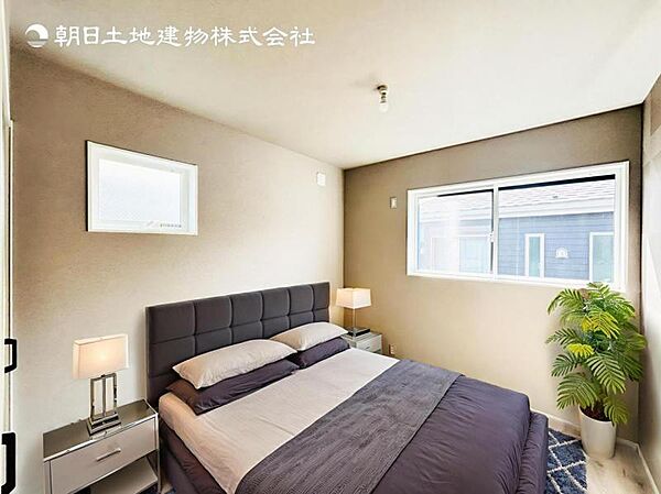 【洋室】木目のフローリングが暖かみのある室内に。明るい寝室で心地のいい朝を迎えられそう。※家具はＣＧ合成の為付属しません。
