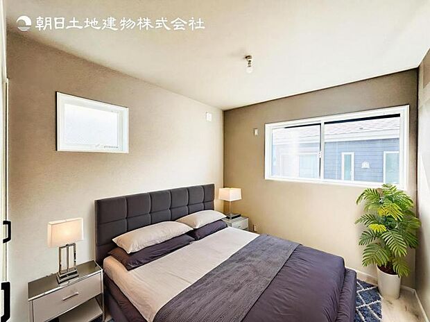 【洋室】木目のフローリングが暖かみのある室内に。明るい寝室で心地のいい朝を迎えられそう。※家具はCG合成の為付属しません。