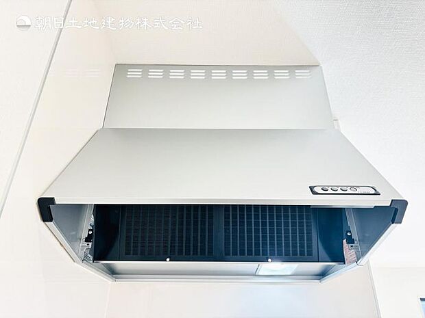 【スリム型レンジフード】稼働時の音が換気扇よりも静か 屋外とダイレクトにつながる換気扇と比べ、音が静かなメリットがあります。