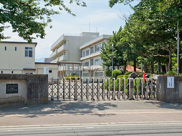 【厚木市立厚木小学校】730m 住宅地の中にあり、緑も多いので環境は良いと思います。 楽しい学校行事もたくさんあり、給食もバランスがとれています。