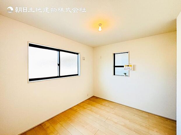【2面採光】各居室に窓があり陽を多く採り込み、風通しも確保して室内の換気ができます。