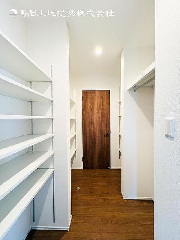 【シューズインクローゼット】靴、アウトドア道具、ゴルフバックなど屋外で使うことの多い物は外のホコリや汚れを極力中に持ち込まなくて済みます。