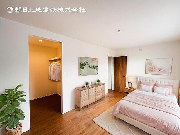 【洋室】木目のフローリングが暖かみのある室内に。明るい寝室で心地のいい朝を迎えられそう。※家具はCG合成の為付属しません。