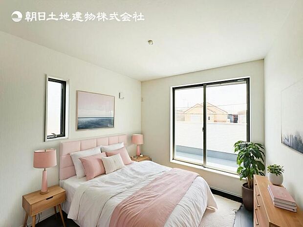 【洋室】木目のフローリングが暖かみのある室内に。明るい寝室で心地のいい朝を迎えられそう。※家具はCG合成の為付属しません。