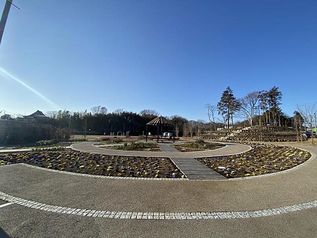 【本郷ふれあい公園】2230m 無料の駐車場があり10台以上はおけます。遊具は6歳まで遊べるので、小さなお子さんが居る方には良い公園です。綺麗なトイレもあります。