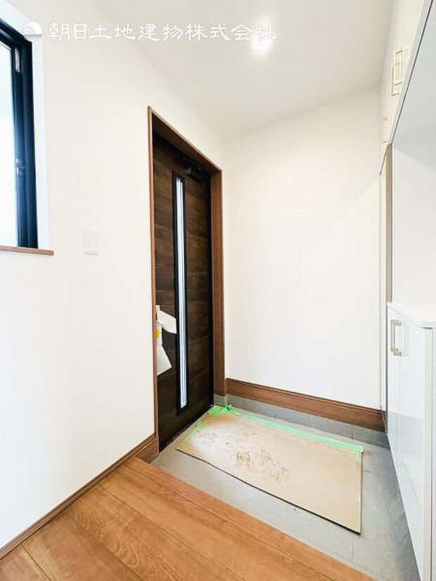 【玄関】収納もたっぷりあるので、靴がたくさんあっても安心！気持ちの良い朝は、毎日ここからスタートしていきます!