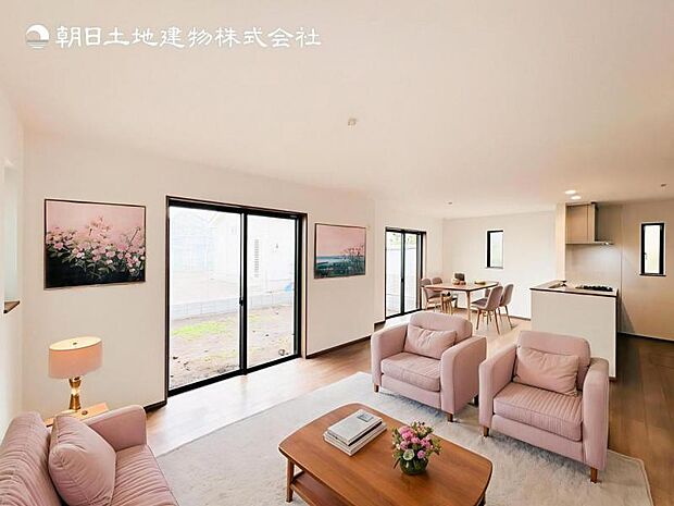 【LDK】大切なご家族が集まるからこそＬＤＫはこだわりたい！休日はおひさまの光をたっぷりと取りこめるリビングでゆったりと過ごしませんか？※家具はＣＧ合成の為付属しません。