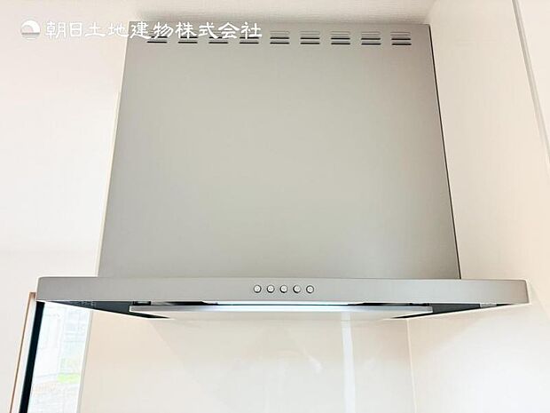 【スリム型レンジフード】稼働時の音が換気扇よりも静か 屋外とダイレクトにつながる換気扇と比べ、音が静かなメリットがあります。